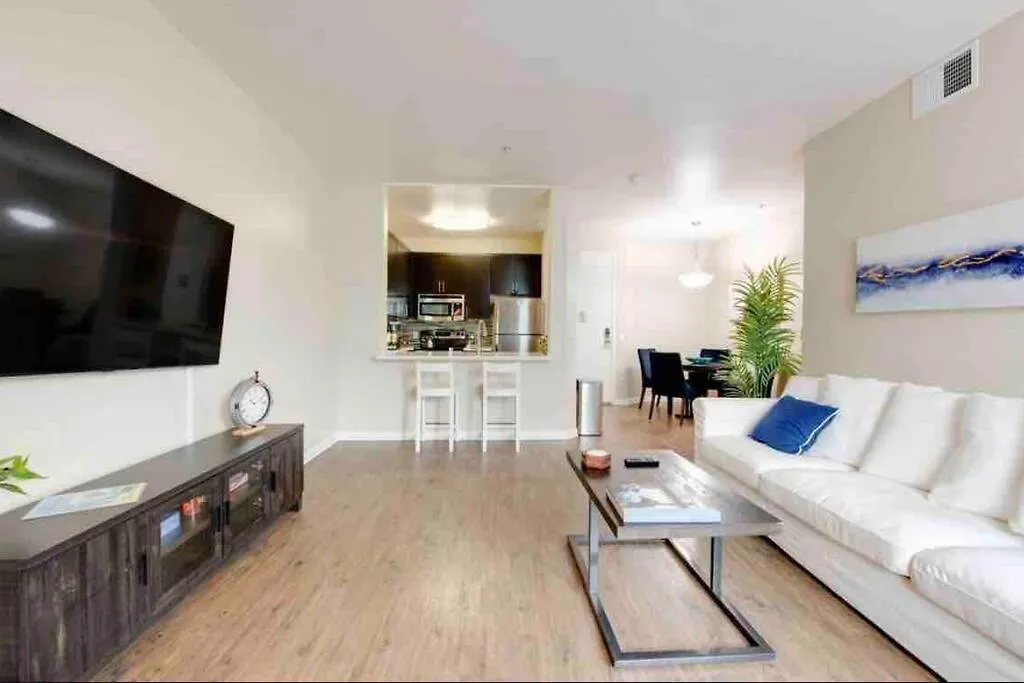 The Nest A Spacious 1 Bedroom Apartment With A Pool View Los Angeles United States