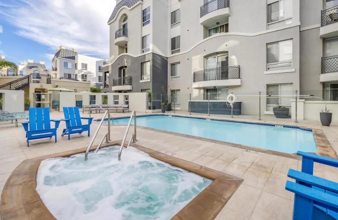 The Nest A Spacious 1 Bedroom Apartment With A Pool View Los Angeles